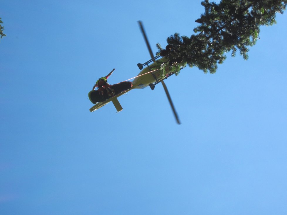 Vrtulník převáží nevěstu do nemocnice.