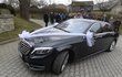 Mynář přijel s manželkou luxusním Mercedesem S 500.