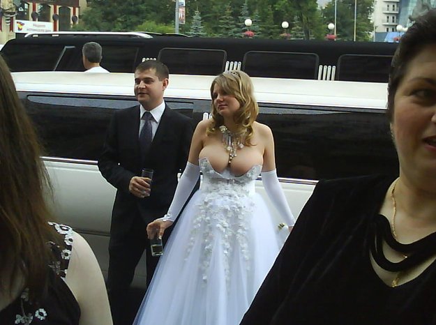 Do svatebních šatů naprosto vhodný výstřih.