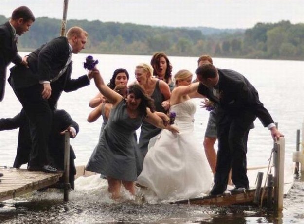 Ten moment, když se pod svatebčany prolomí most.