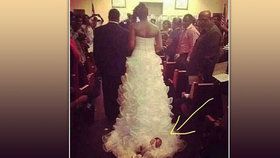 Šokující fotka ze svatby: Nevěsta kráčela uličkou s miminkem přivázaným k vlečce!