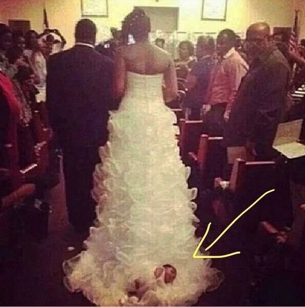 Šokující fotka ze svatby: Nevěsta kráčela uličkou s miminkem přivázaným na vlečce!