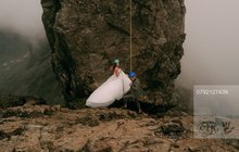 Horolezci se berou na laně: Vyšplhali ve svatebním na nejtěžší horu Británie