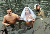 Svatba v ledové vodě: Pár se poznal v kurzu otužilců