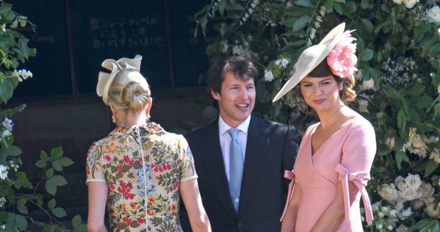 Češka Gabriela Peacock na královské svatbě. Na fotce se zpěvákem James Bluntem, s nímž chodila modelka Petra Němcová.