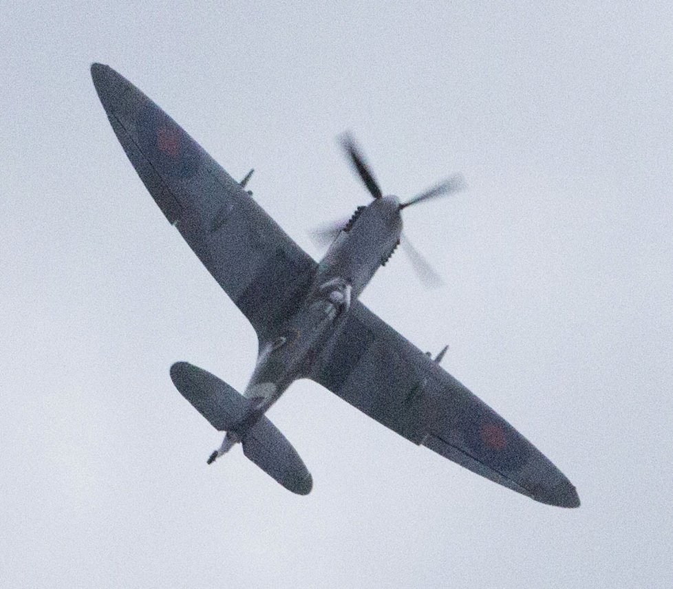 Nad skleněnou markýzou během oslavy přelétával historický Spitfire.