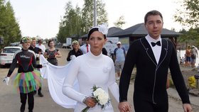 Takhle šli na svatbu