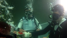 Pod vodou s nimi bylo ještě 275 hostů