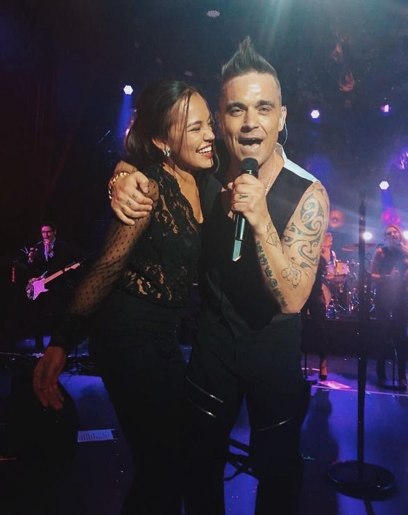 Za Robbieho Williamse zaplatili novomanželé pořádný balík.