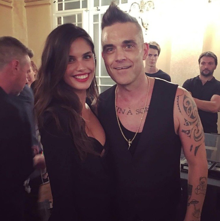 Robbie Williams s portugalskou modelkou Victoria\&#39;s Secret Sarou Sampaio na ruské svatbě v Praze