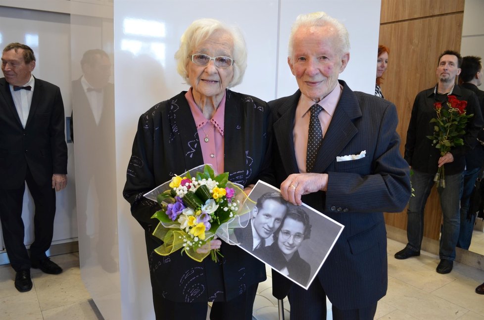 Jarmila (93) a František (97) Galasovi  si řekli »ano« už v roce 1943 v kostele v Čeladné. Nyní spolu oslavili 75 let společného života.