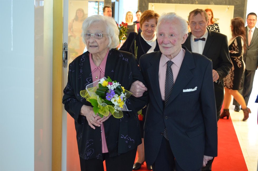 Jarmila (93) a František (97) Galasovi  si řekli »ano« už v roce 1943 v kostele v Čeladné. Nyní spolu oslavili 75 let společného života.