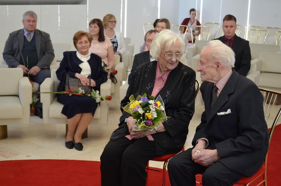 Jarmila (93) a František (97) Galasovi  si řekli »Ano« už v roce 1943 v kostele v Čeladné. Nyní spolu oslavili 75 let společného života.