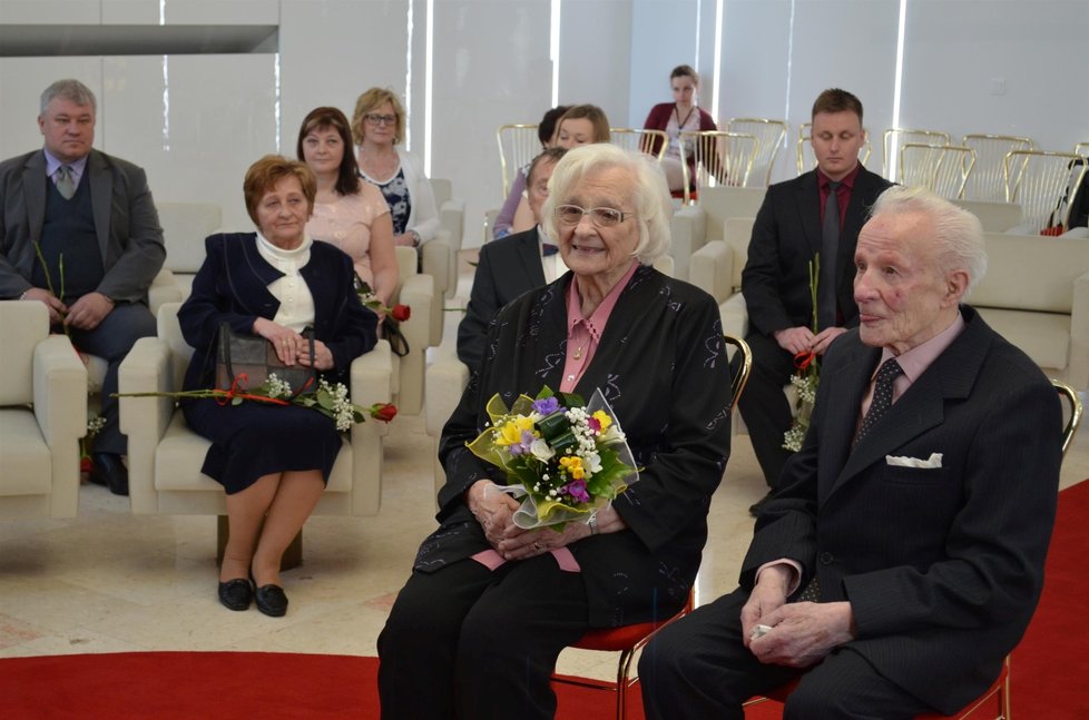 Jarmila (93) a František (97) Galasovi  si řekli »ano« už v roce 1943 v kostele v Čeladné. Nyní spolu oslavili 75 let společného života.