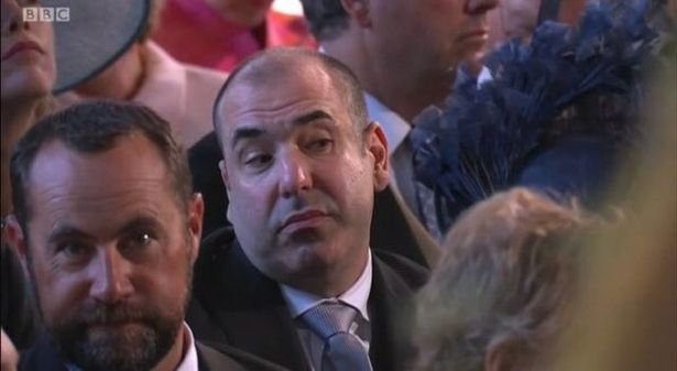 Herec Rick Hoffman dělal ksichty na svatbě Harryho a Meghan