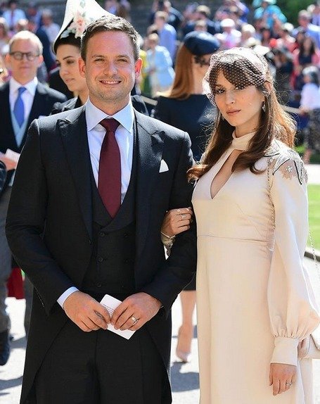 Troian Bellisario a Patrick J. Adams na svatbě Harryho a Meghan