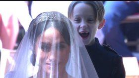 Svatba Harryho a Meghan: Chlapeček za nevěstou měl nadšený až šílený výraz.