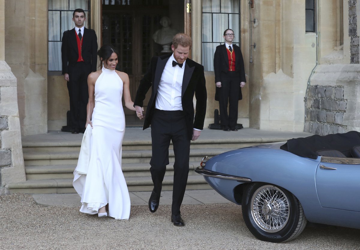 To autíčko vypadalo až roztomile. Ve skutečnosti ale Meghan a Harry na svoji posvatební večerní párty odjeli ve veteránu jako řemen! Jaguar, původně z roku 1968, byl opatřen bezemisním motorem a stojí přes 10 milionů korun.