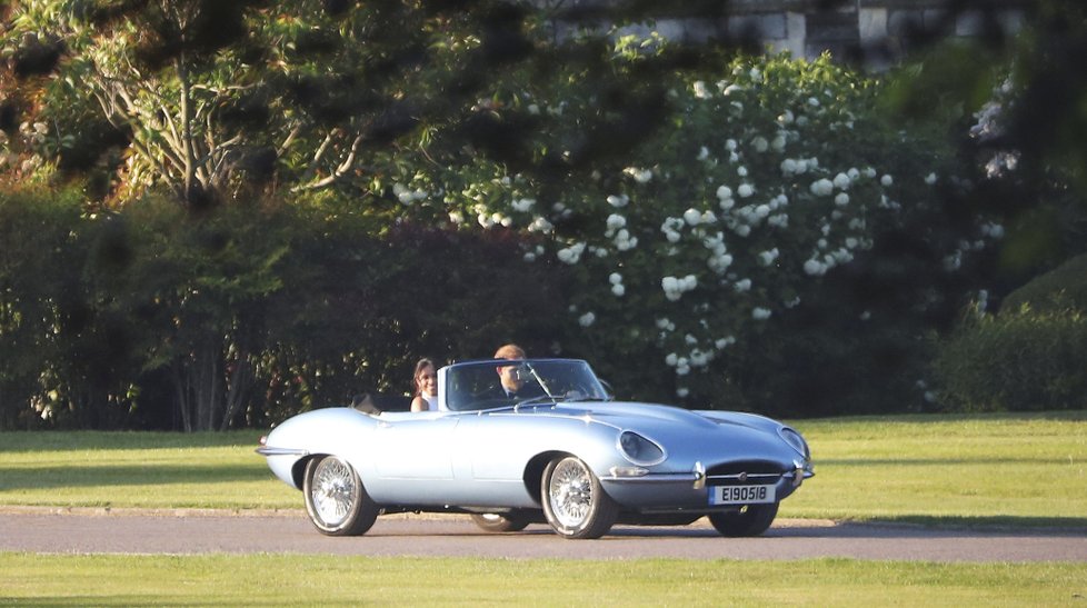 To autíčko vypadalo až roztomile. Ve skutečnosti ale Meghan a Harry na svoji posvatební večerní párty odjeli ve veteránu jako řemen! Jaguar, původně z roku 1968, byl opatřen bezemisním motorem a stojí přes 10 milionů korun.