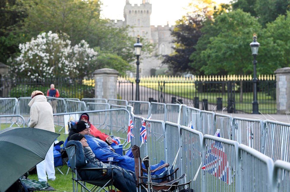 Davové šílenství kvůli královské svatbě Harryho a Meghan Markle