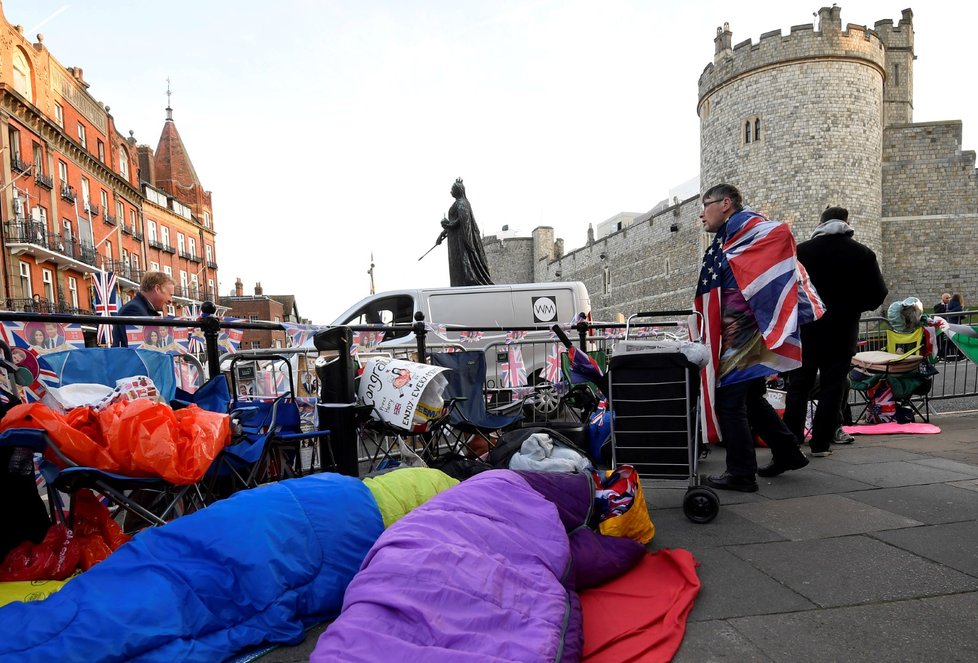 Davové šílenství kvůli královské svatbě Harryho a Meghan Markle