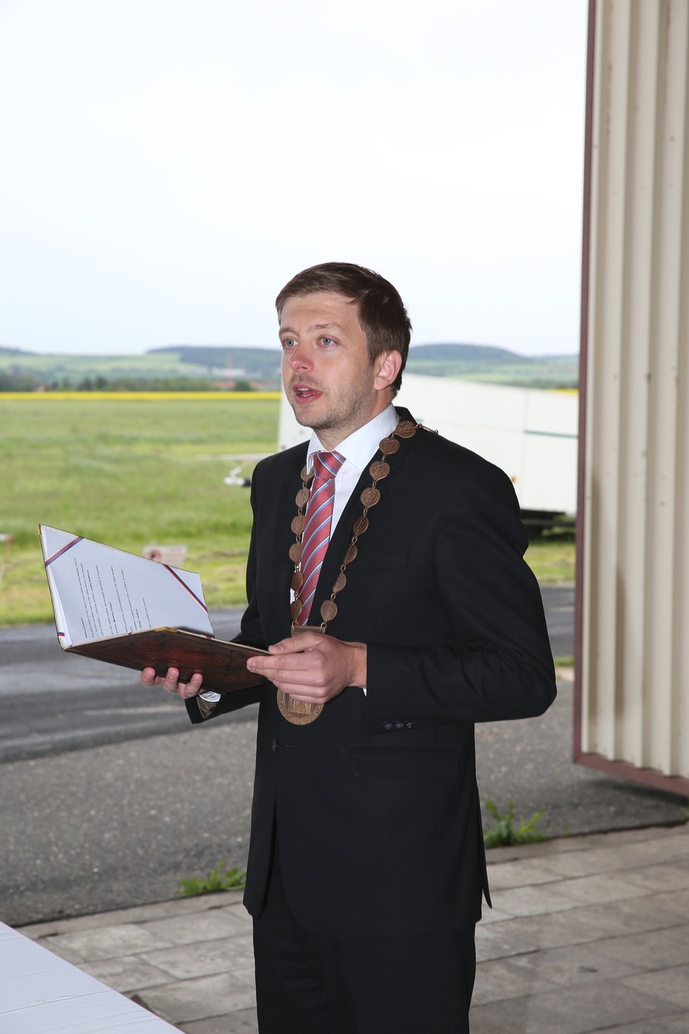 Další netradiční svatba. Dnes už bývalý starosta Kolína Vít Rakušan (STAN) oddával přímo v letištním hangáru.