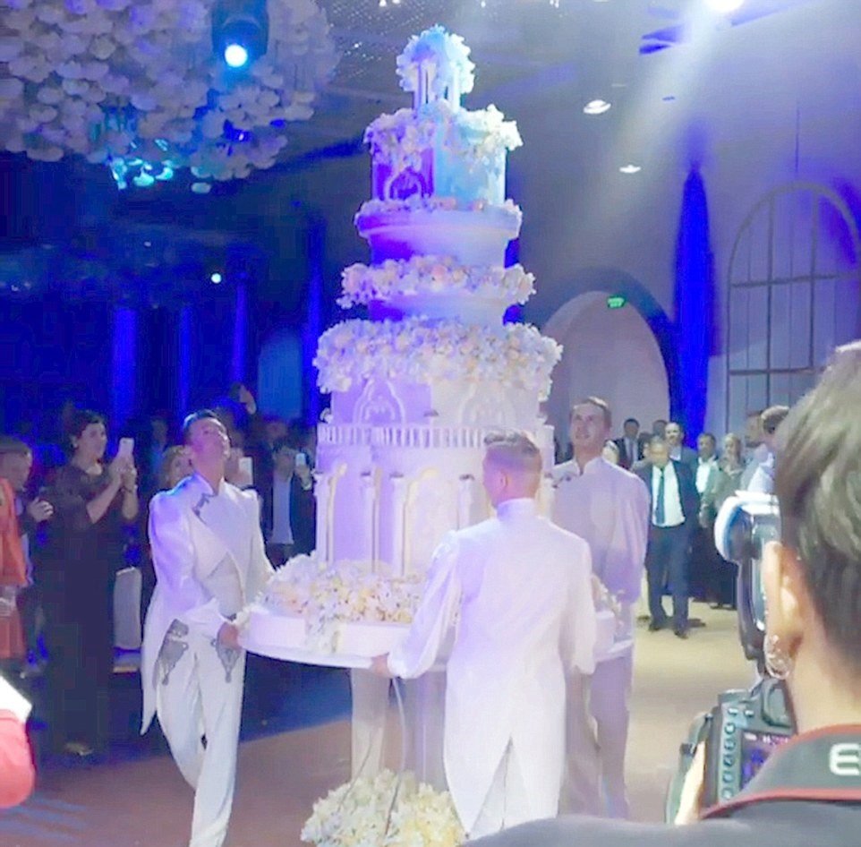 Tenhle třímetrový dort pro ně upekl bývalý boxer Renat Agzamov.