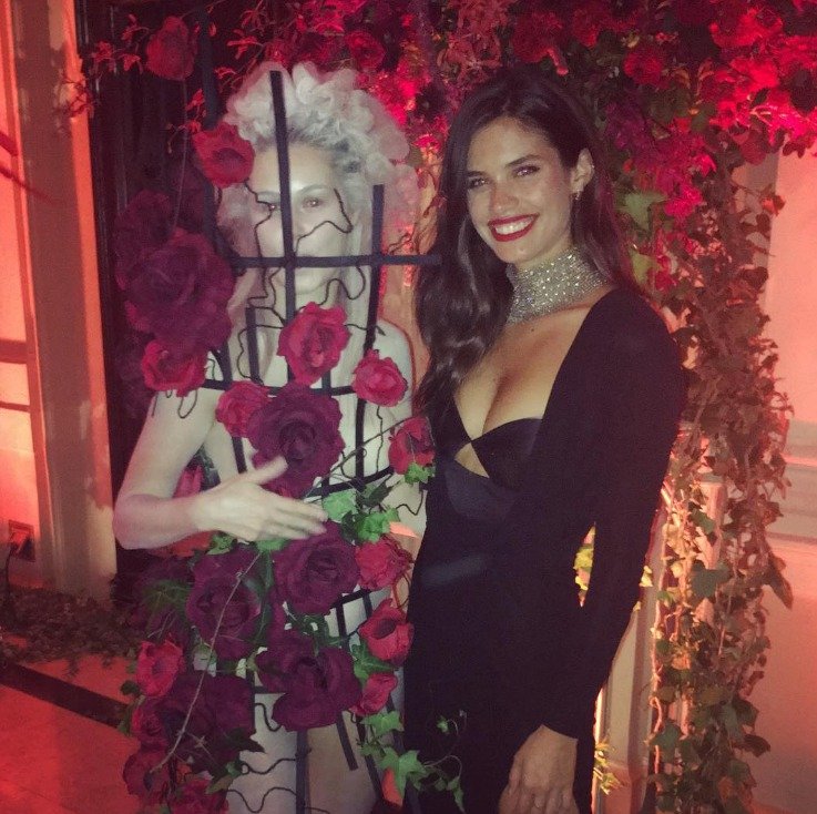Umělkyně z londýnského fetišistického klubu Torture Garden s modelkou Victoria&#39;s Secret Sarou Sampaio