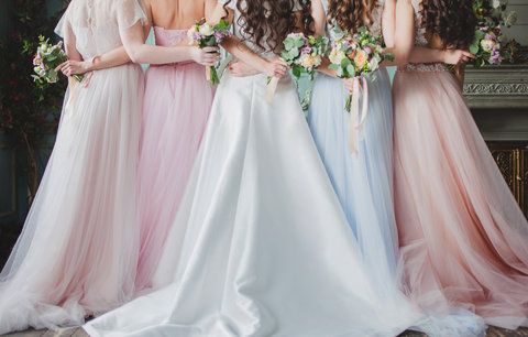 Etiketa oblékání pro svatebčanky: Která striktní pravidla jsou podle návrhářky už dávno passé?