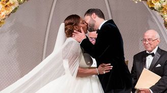 Serena Williams se vdala! Šaty měla od stejné návrhářky jako Kate Middleton
