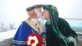 Novomanželské políbení na plošině Vítkova hrádku - ve výšce 1050 metrů nad mořem.