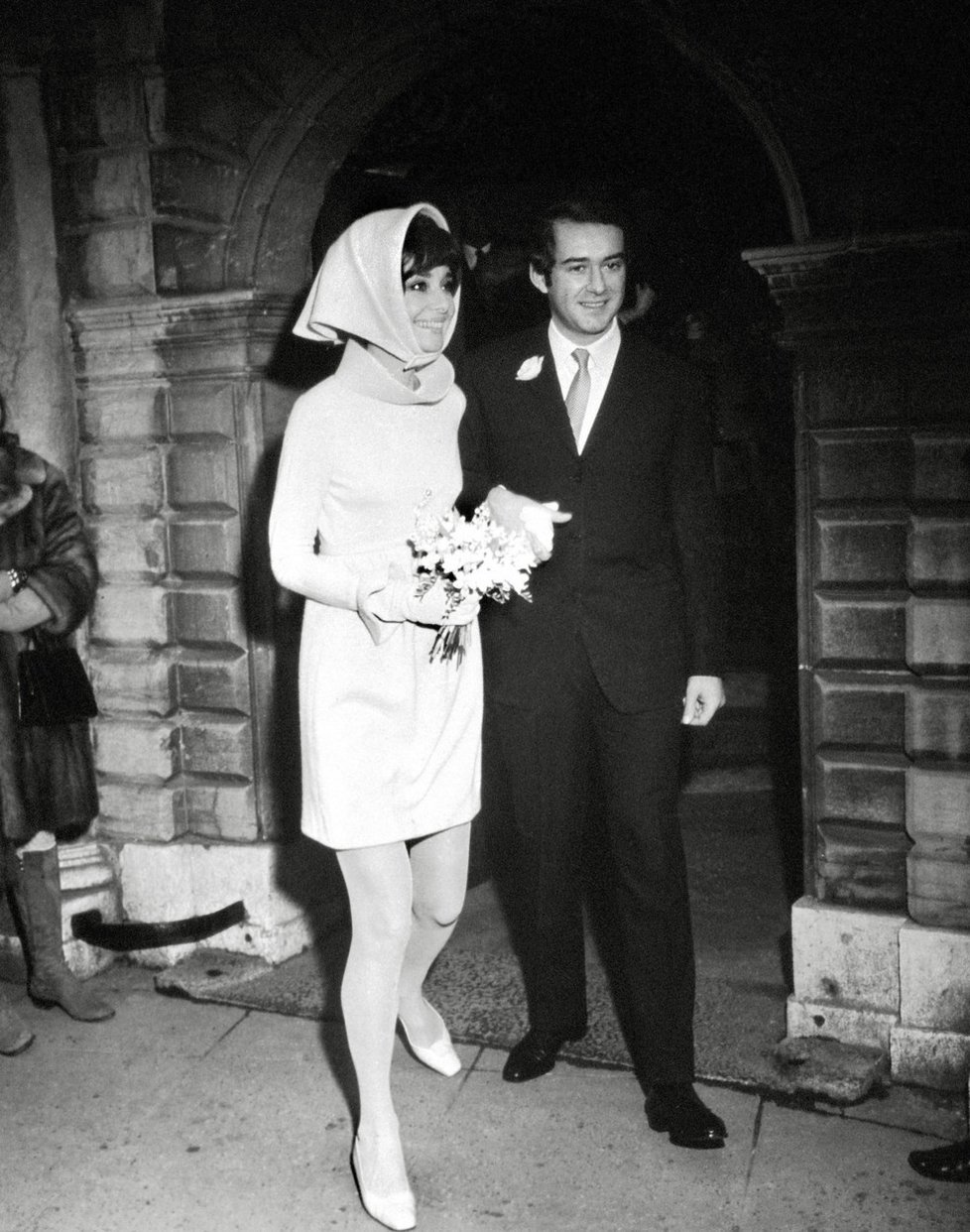 Nezvyklé, ale krásné svatební šaty zvolila Audrey Hepburn roku 1969, kdy se vdávala po druhé. Šaty byly lehce narůžovělé, krátké a s vysokým límečkem.