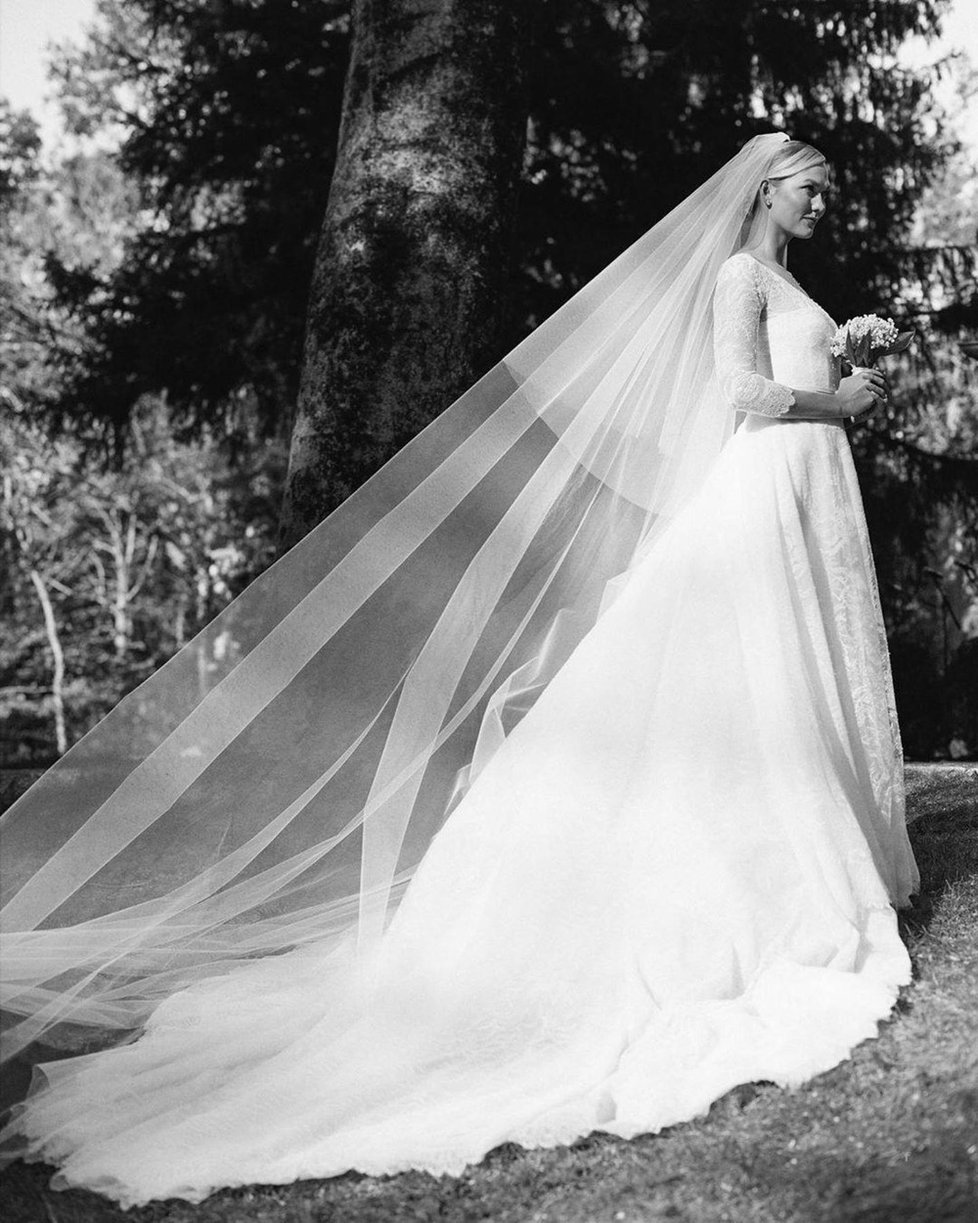 V roce 2018 se vdala i Karlie Kloss, která zvolila model od Diora s jemnou krajkou a klasickým závojem.