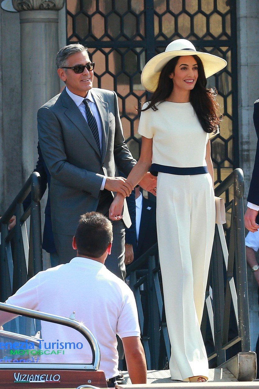 Netradičně se roku 2014 oblékla Amal Clooney, na sobě měla bílý komplet od Stella McCartney.