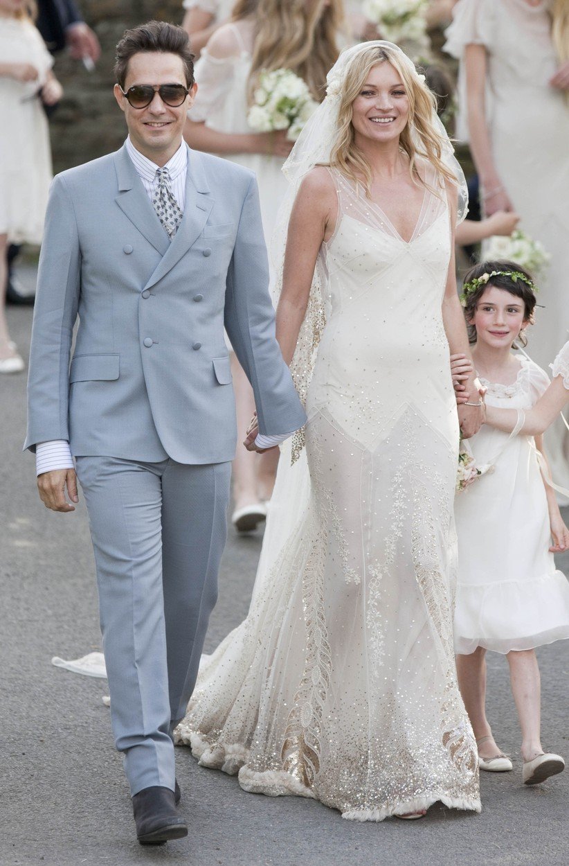 Známou modelku Kate Moss oblékl roku 2011 do bohémských šatů Dior John Galliano.