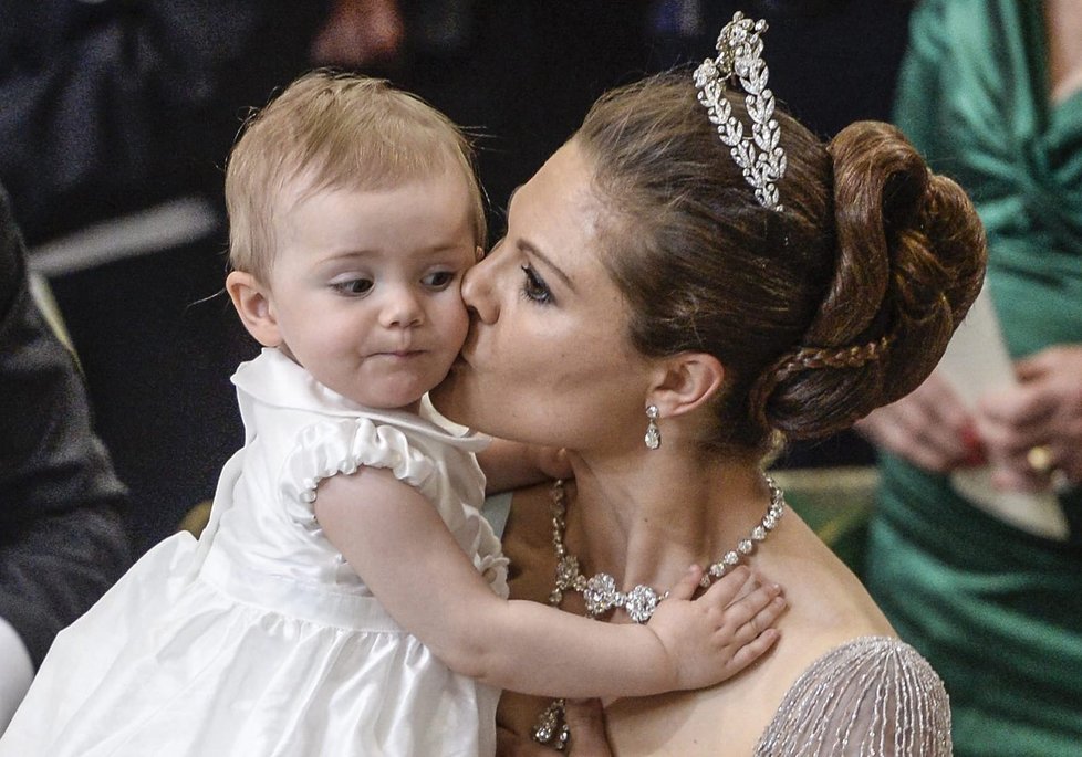 Princezna Estelle dostává pusu od mamky.