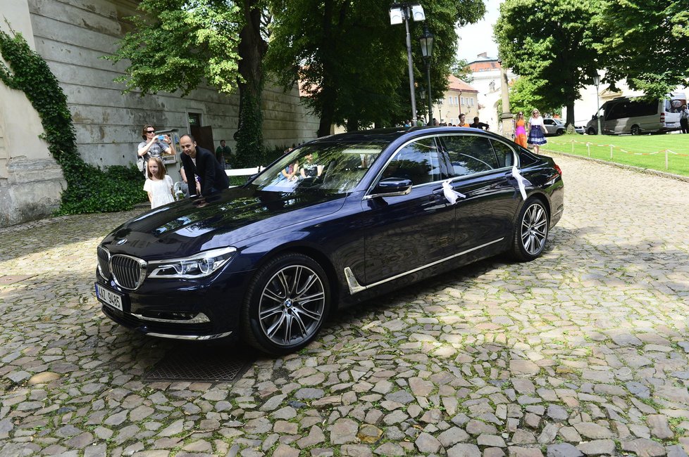 BMW 750L - vůz hodný krásky, jakou je Taťána Kuchařová.