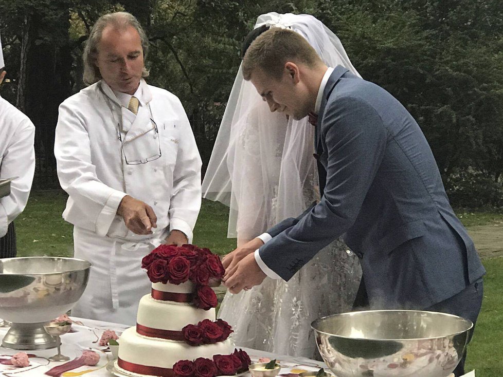 Novomanželé Tereza N. B. (26) a Ondřej N. (24) krájí tříposchoďový dort za dohledu šéfkuchaře Mariána Fila.