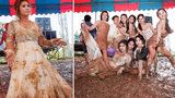 Svatbu narušil nečekaný déšť: Nevěsta si zatančila v bahně i s družičkami!