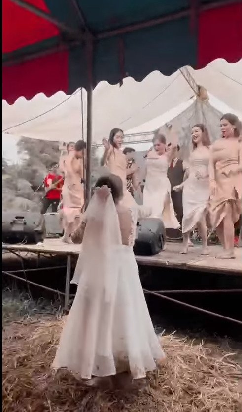 Svatbu narušil nečekaný déšť: Nevěsta si zatančila v bahně.