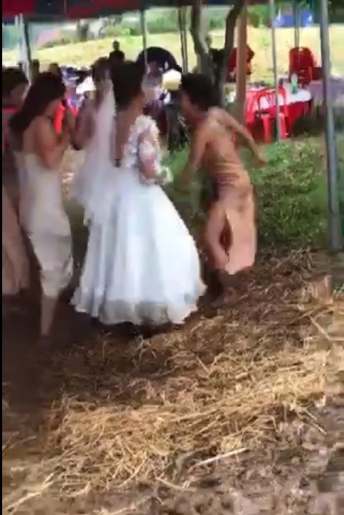 Svatbu narušil nečekaný déšť: Nevěsta si zatančila v bahně.