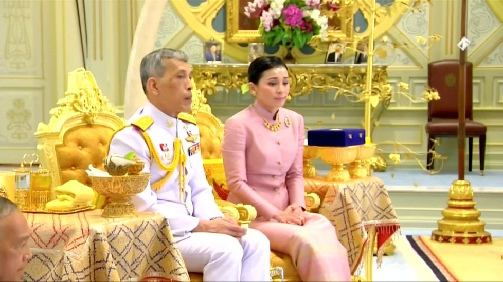 Thajský král se v předvečer své korunovace počtvrté oženil