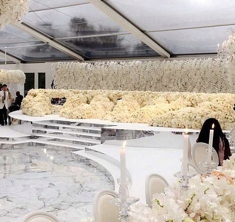 Na svatbě bylo milion bílých růží.