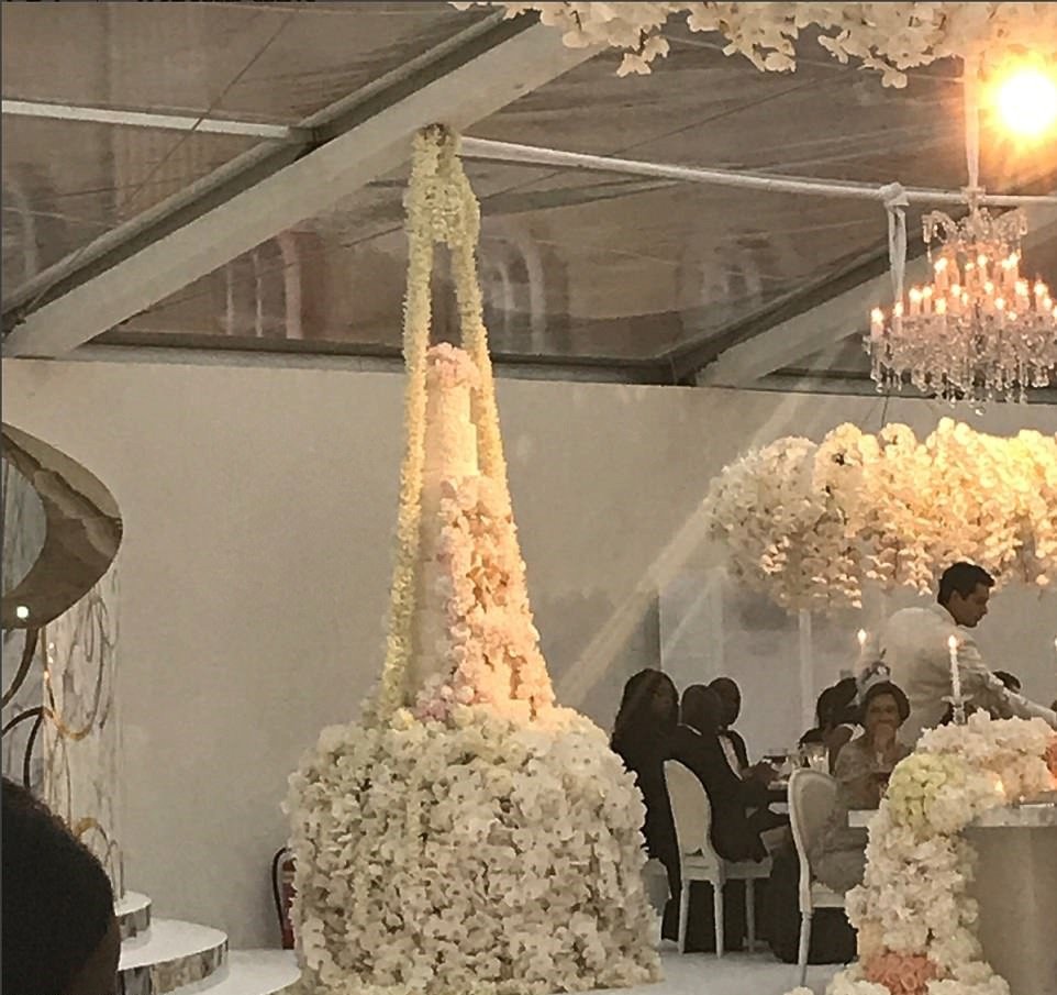 Růžemi byl posetý i svatební dort.