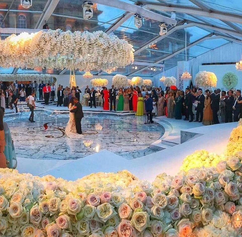 Na svatbě bylo milion bílých růží.