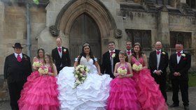 Bizarní svatba: Nevěsta vypadala jako obří sněhová pusinka!