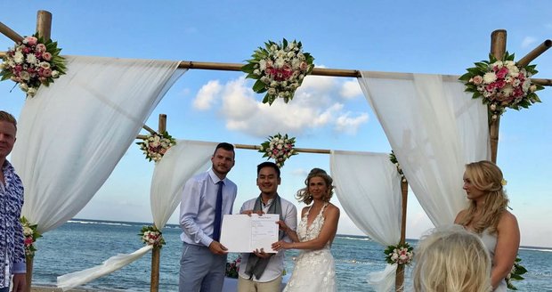 Fotbalový reprezentant Daniel Pudil a Veronika Strnadová se vzali na Bali.
