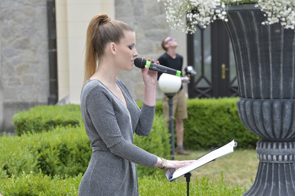 Na svatbě Votavové a Wohlmanna byla i zpěvačka Gemrotová.