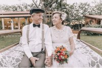 Neměli žádné fotografie ze svatby. A tak se po 60 letech vzali znovu! 