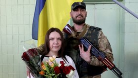 Svatba ukrajinského páru Kseniie a Romana. Oba jsou příslušníky ukrajinské teritoriální obrany, která brání svou vlast před ruskou invazí (20. 3. 2022).